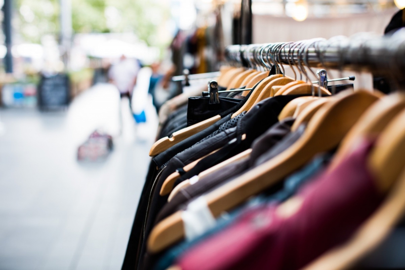 magasin-LA GARDE-min_blur_close_up_focus_hanger_jacket_market_people_rack-1176303