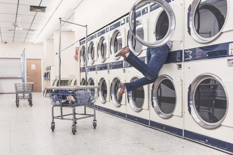 magasin-LA GARDE-min_laundry_washing_machines_housewife_household_laundry_shop_woman_funny_accident-946996