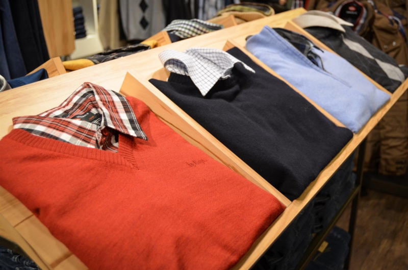 magasin-LA GARDE-min_sweater_sweaters_shirts_exhibition_shop_shopping_shelf_buy-940699